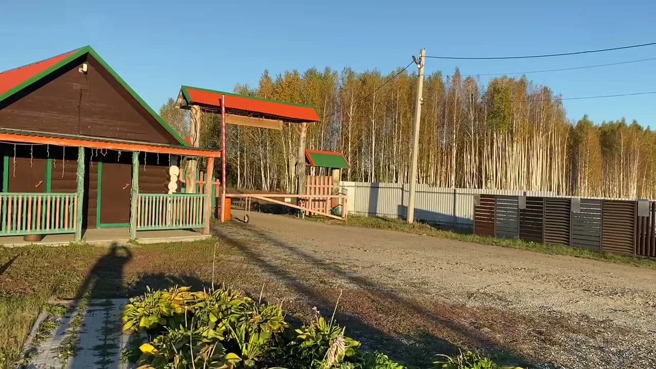 «Сунгуль»: бабье лето, клумбы и осенние берёзы