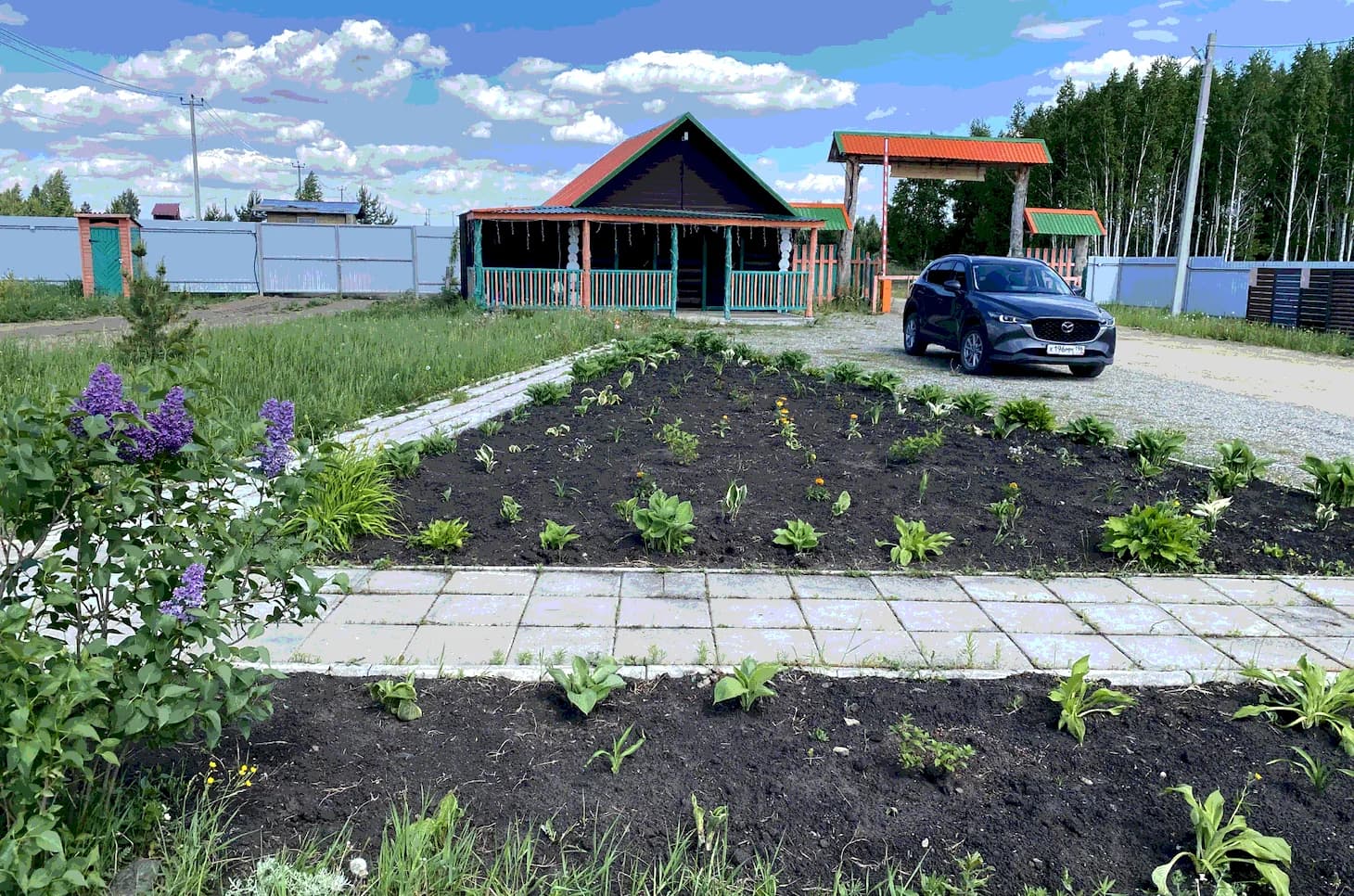 В посёлке «Сунгуль» полностью преобразилась главная клумба