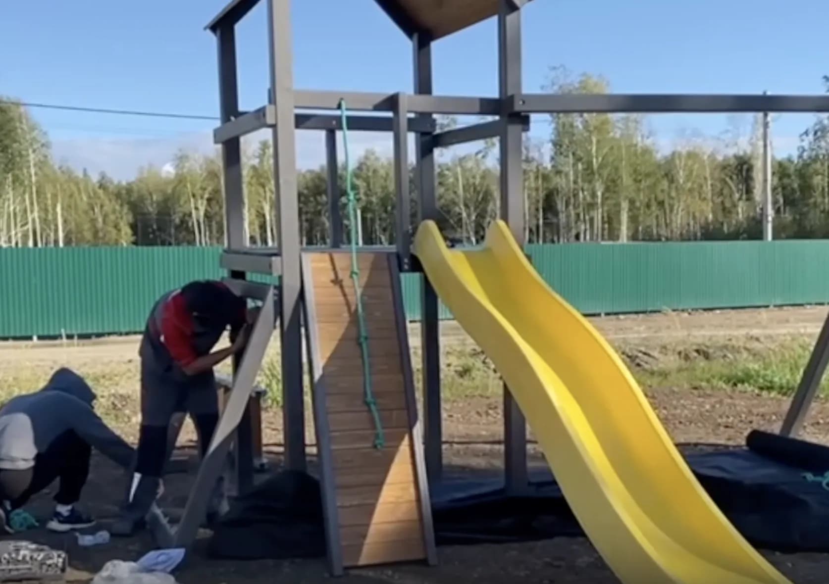 В посёлке идёт сборка детской площадки
