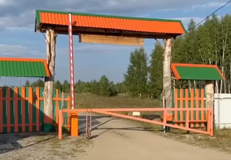 В главном въезде установлен дополнительный механический шлагбаум